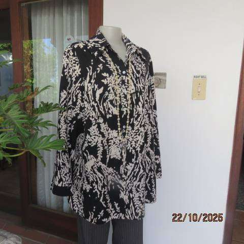 PENNY C black high quality polyester top with white floral print. Size 46-22
