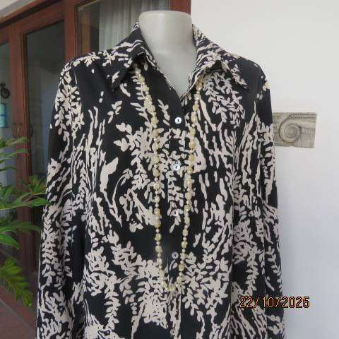 PENNY C black high quality polyester top with white floral print. Size 46-22
