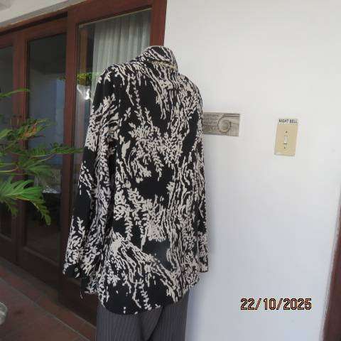 PENNY C black high quality polyester top with white floral print. Size 46-22