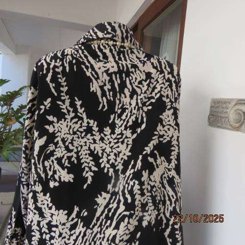 PENNY C black high quality polyester top with white floral print. Size 46-22