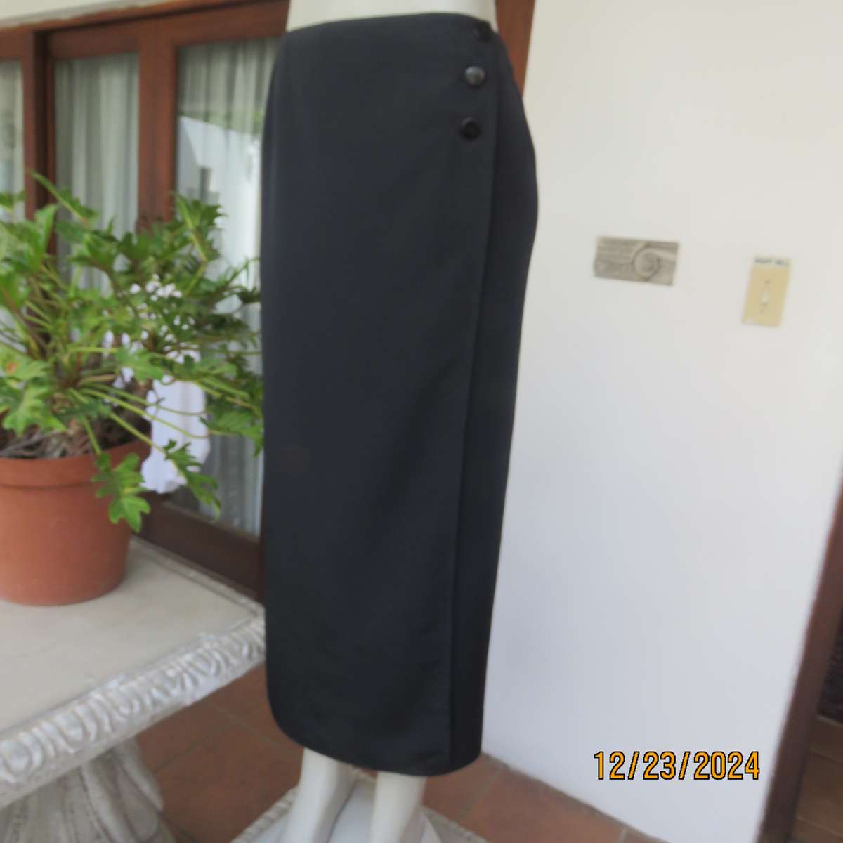 Very black NEW ERA fold over textured silky polyester bandless skity. 3 Button closure. Size 38.