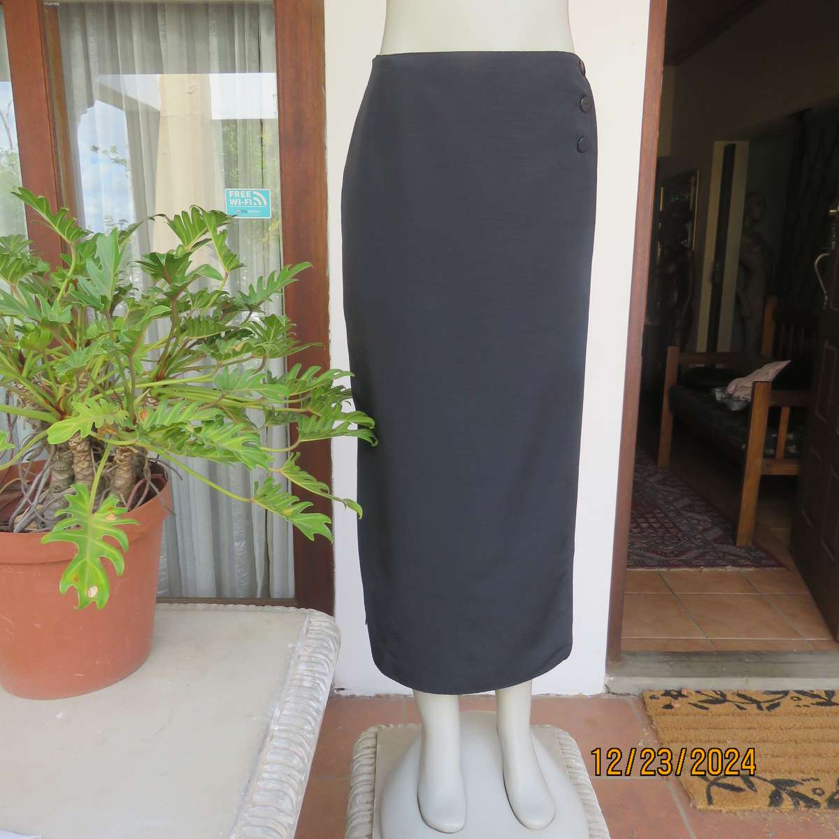 Very black NEW ERA fold over textured silky polyester bandless skity. 3 Button closure. Size 38.