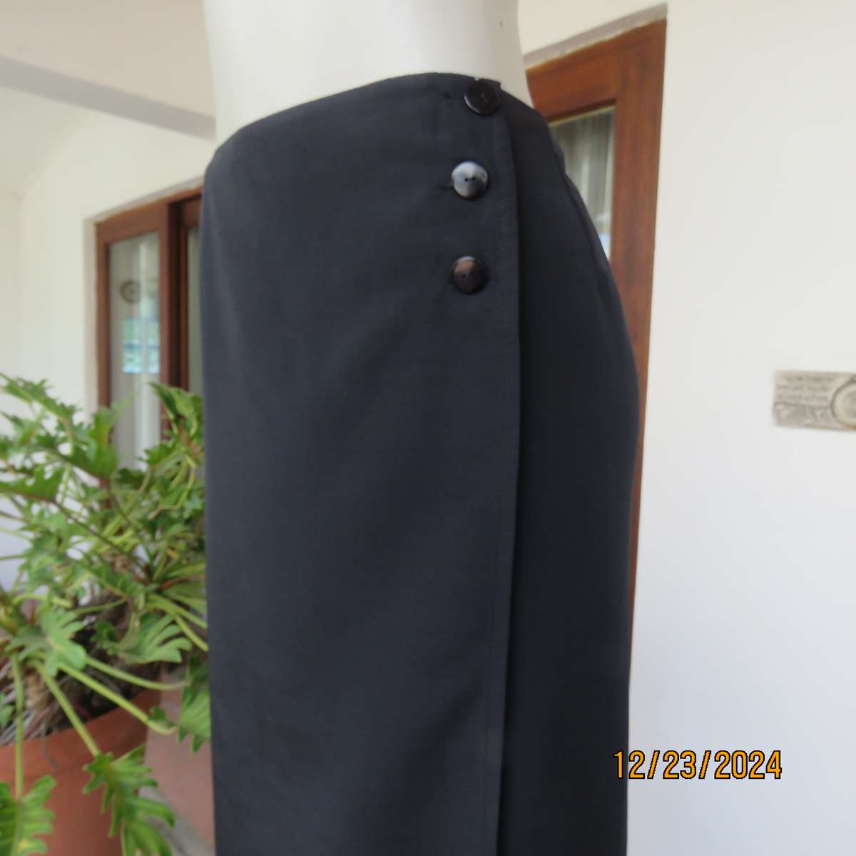 Very black NEW ERA fold over textured silky polyester bandless skity. 3 Button closure. Size 38.