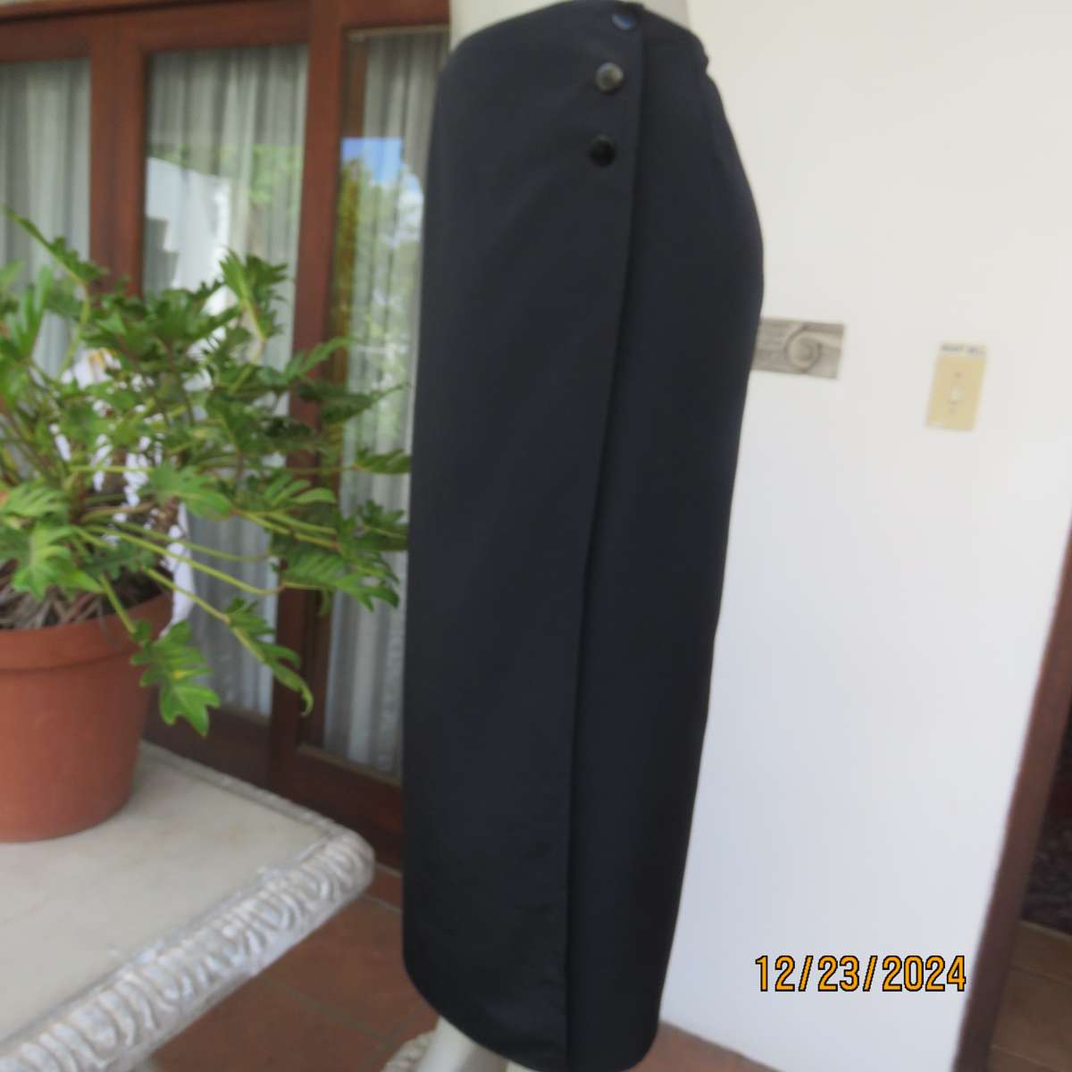 Very black NEW ERA fold over textured silky polyester bandless skity. 3 Button closure. Size 38.