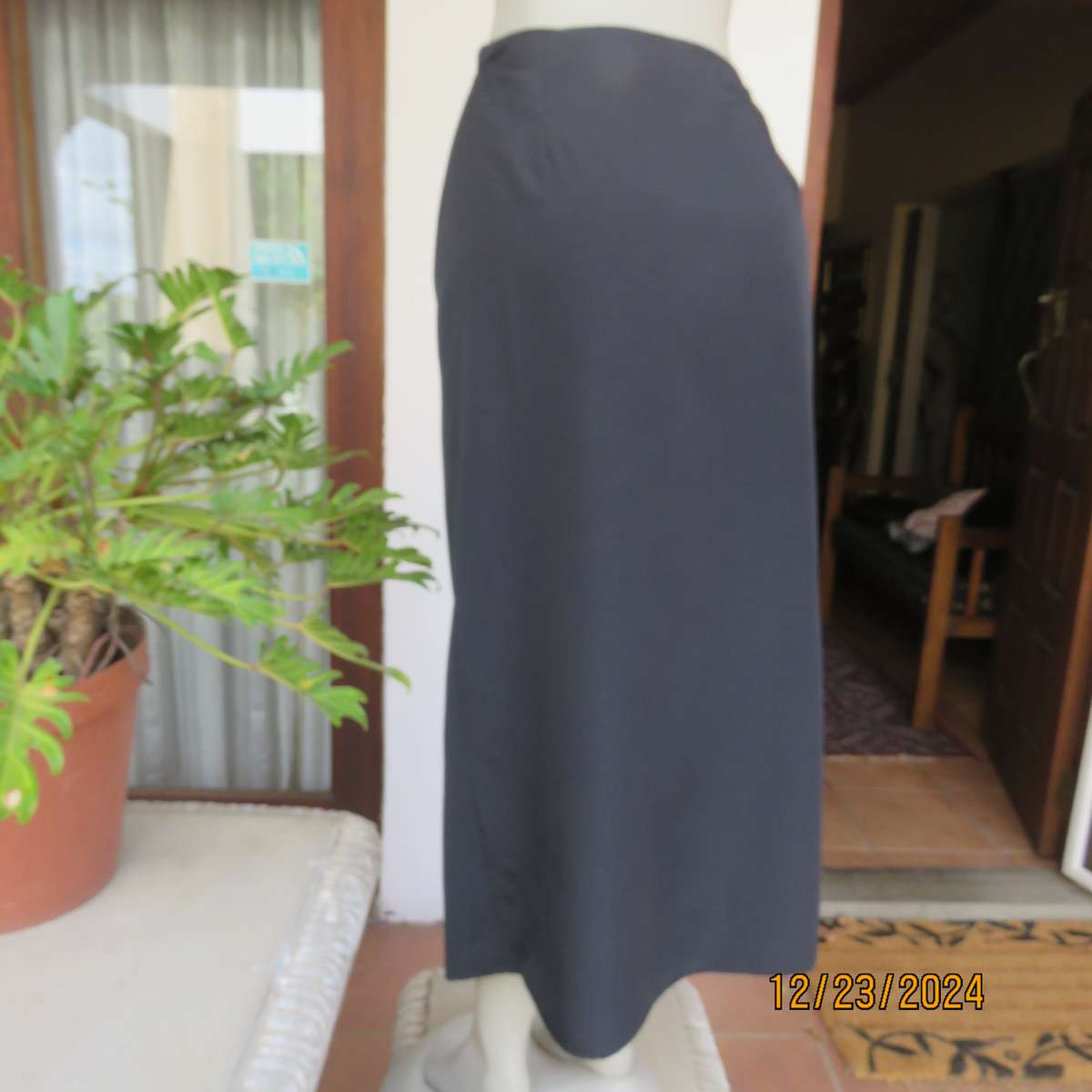 Very black NEW ERA fold over textured silky polyester bandless skity. 3 Button closure. Size 38.