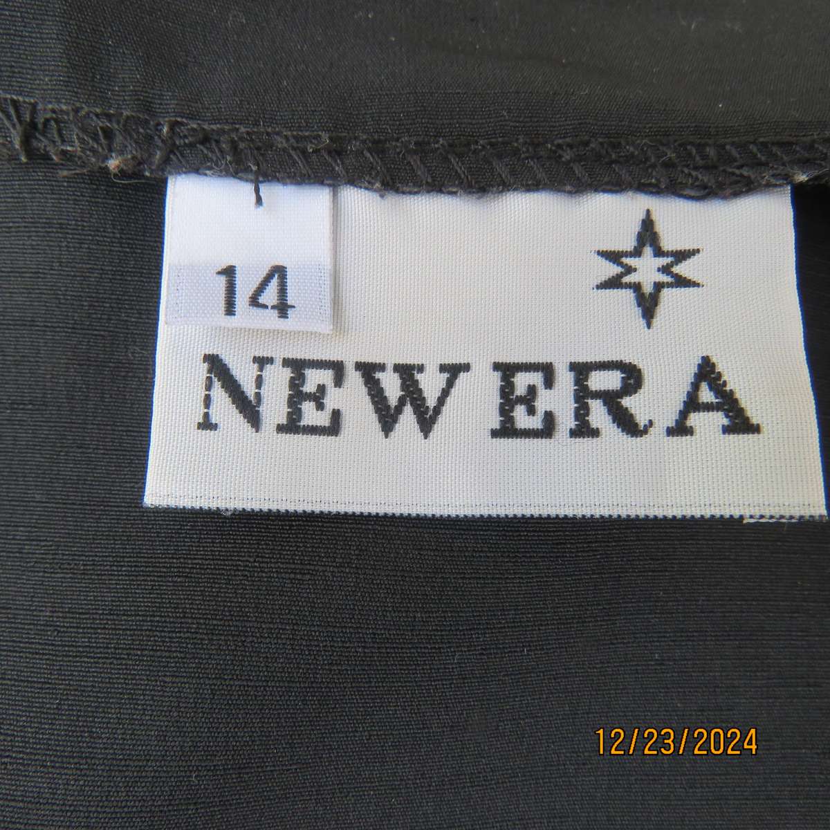 Very black NEW ERA fold over textured silky polyester bandless skity. 3 Button closure. Size 38.