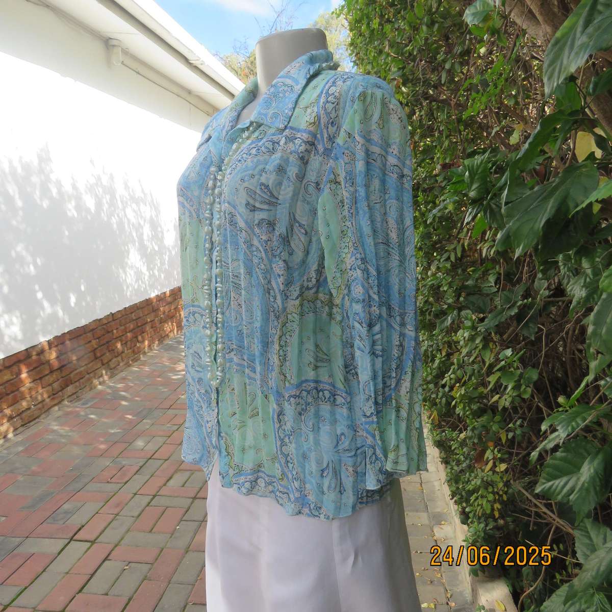 Soft blue-green permanent pleated paisley printed polyester top. Size 38.