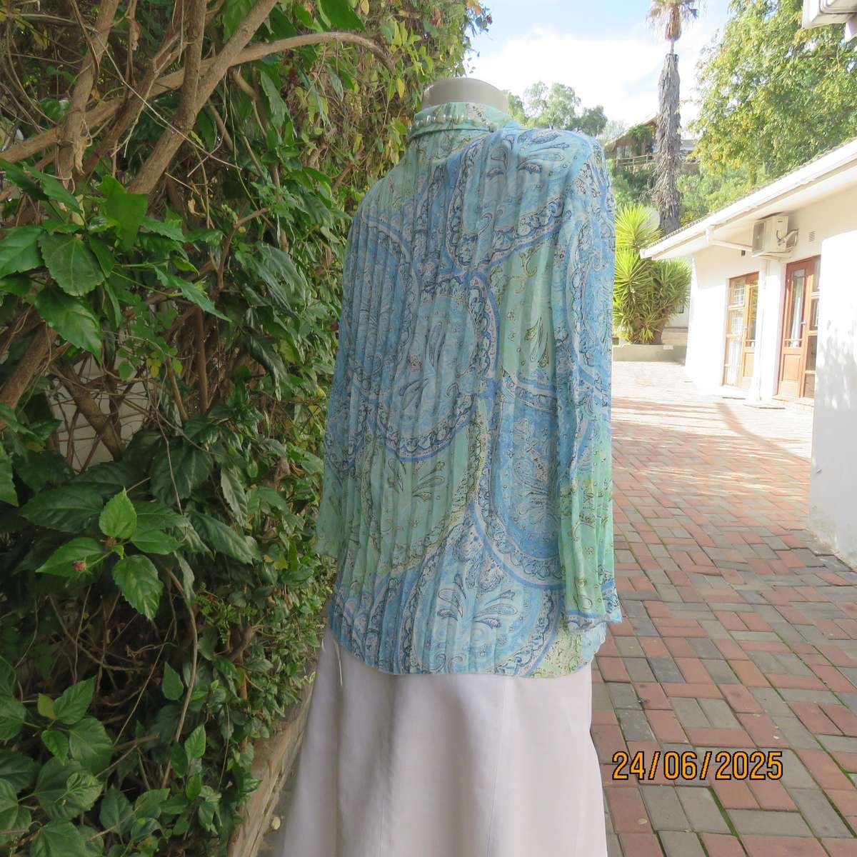 Soft blue-green permanent pleated paisley printed polyester top. Size 38.