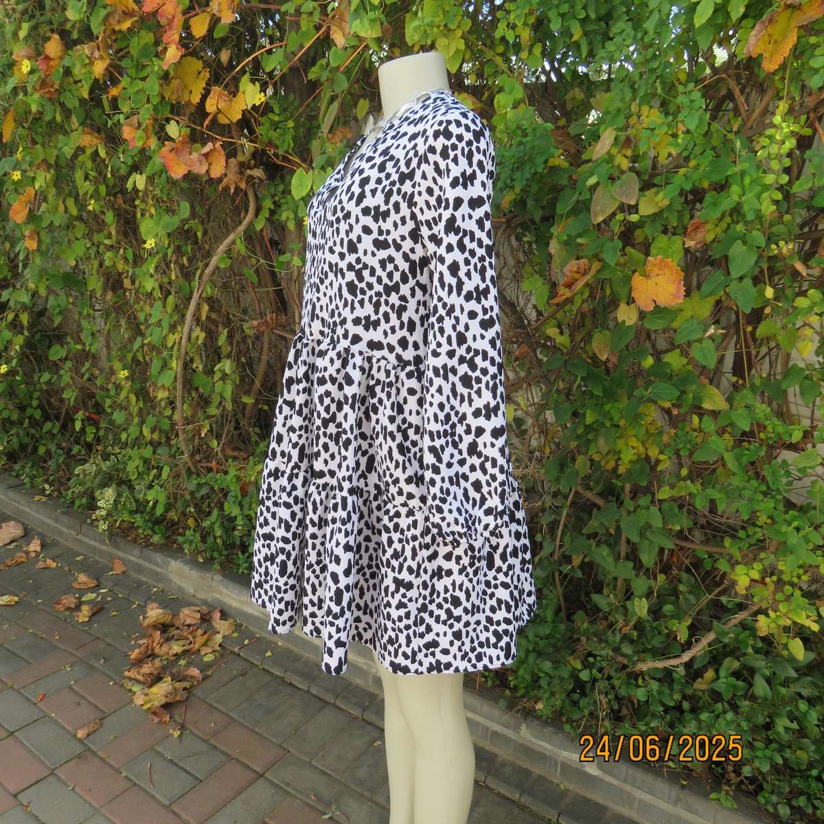 EXACT animal print black-white knee length tiered dress with long sleeves. Size 34