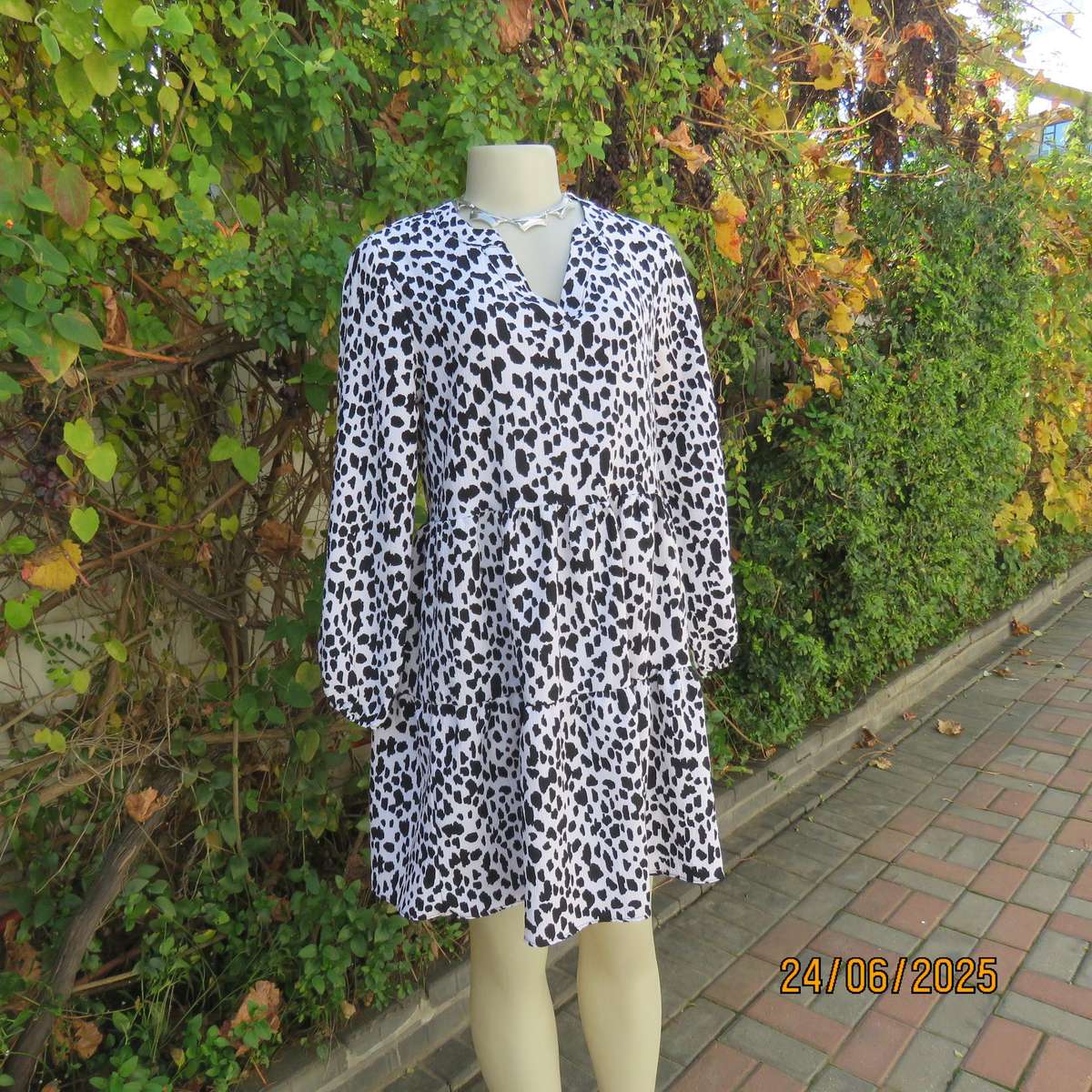 EXACT animal print black-white knee length tiered dress with long sleeves. Size 34