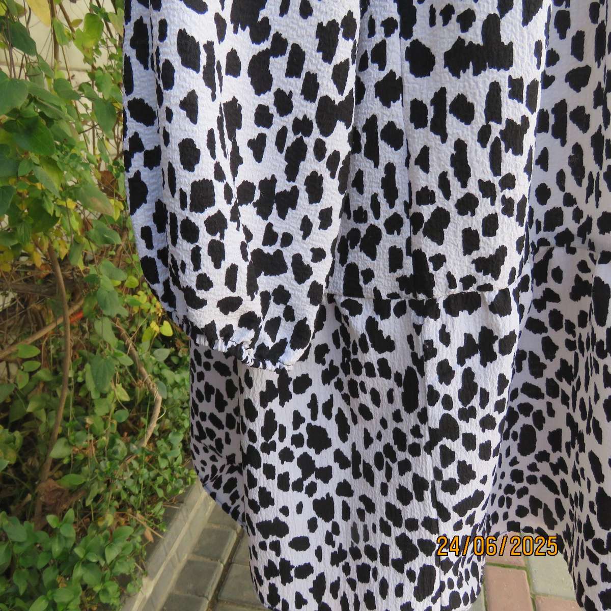 EXACT animal print black-white knee length tiered dress with long sleeves. Size 34