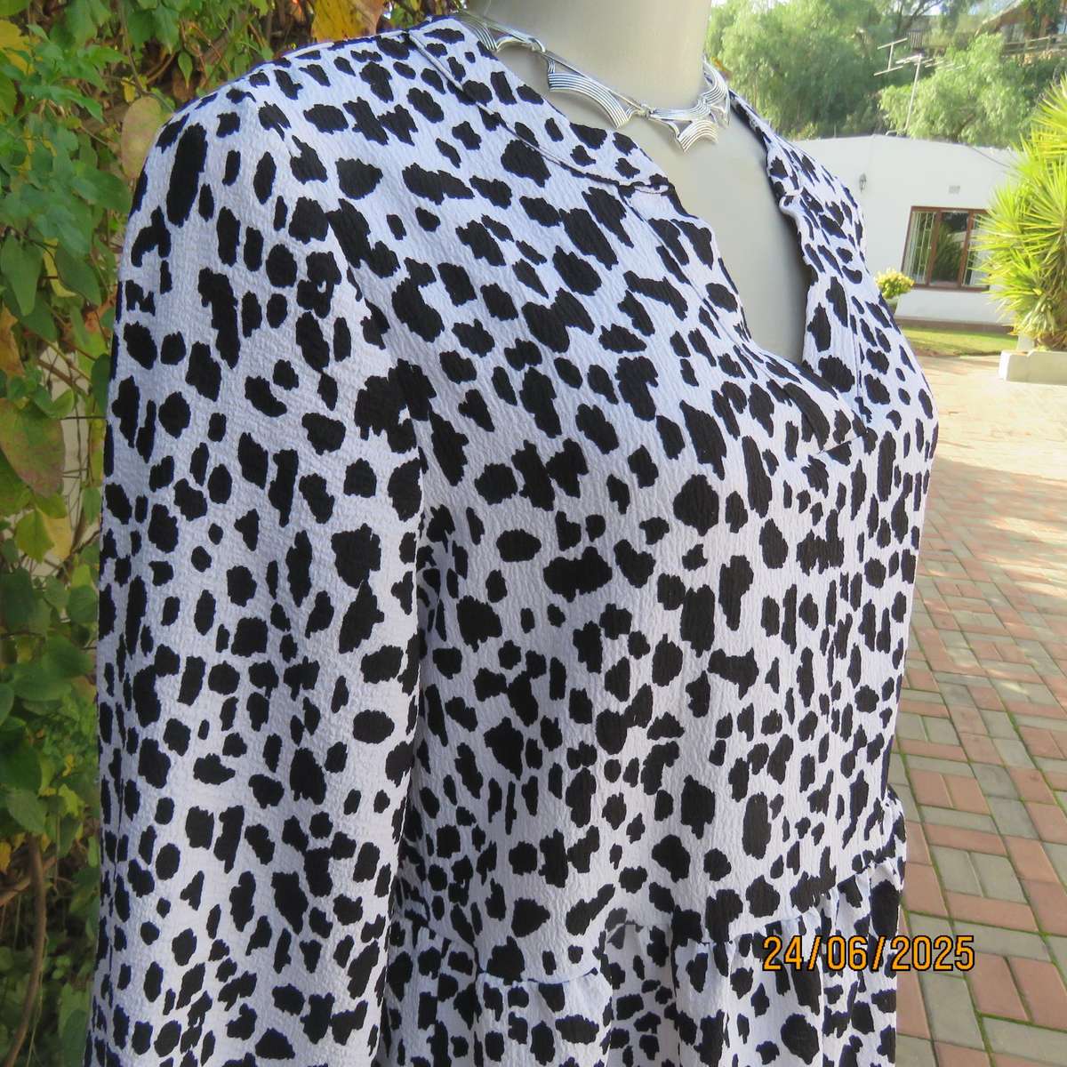 EXACT animal print black-white knee length tiered dress with long sleeves. Size 34