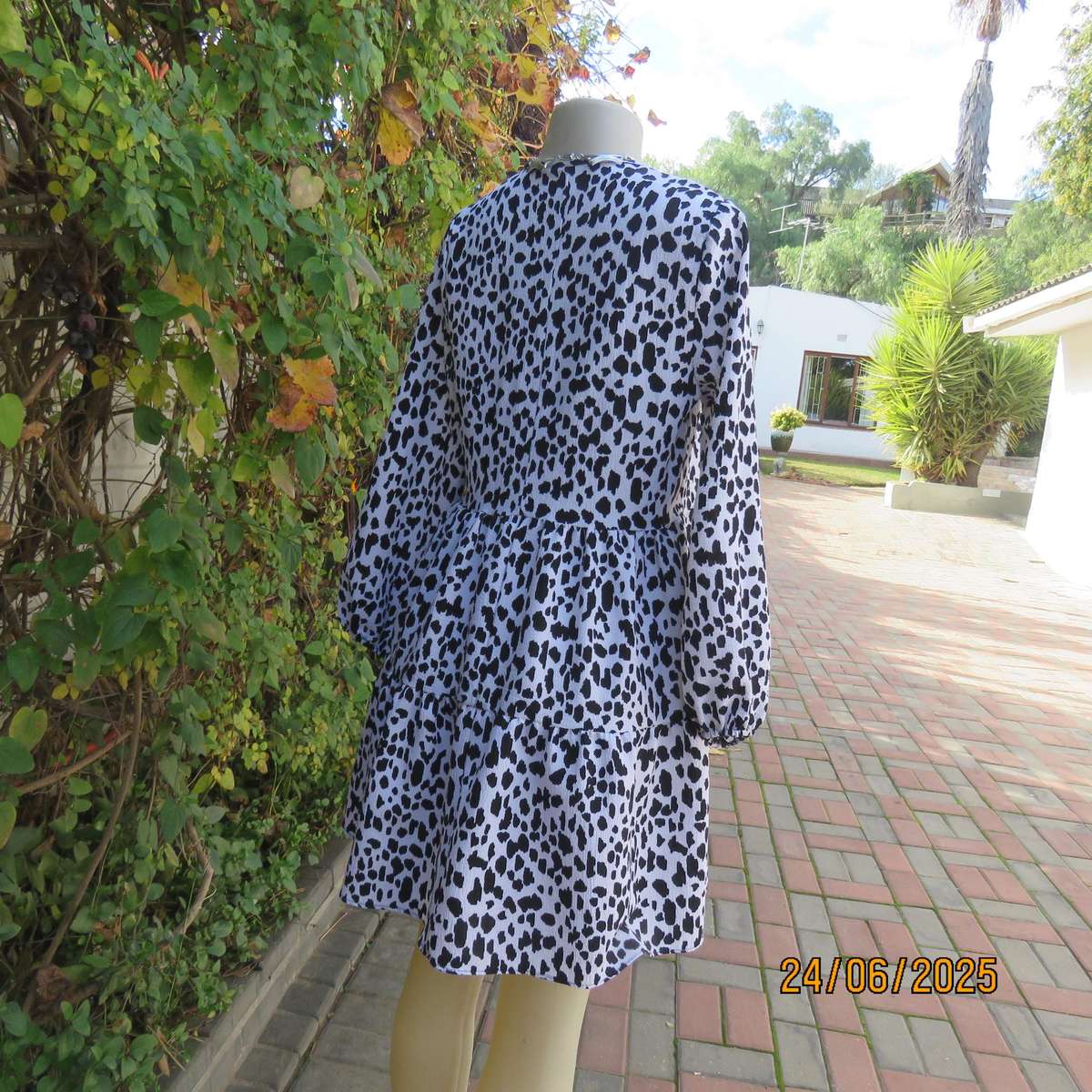 EXACT animal print black-white knee length tiered dress with long sleeves. Size 34