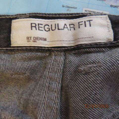 RT Denim coal black regular fit jeans with pockets. In 100% cotton. Size 42