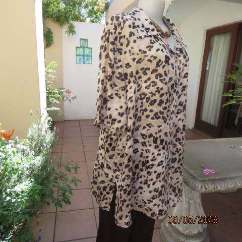 Penny C animal print short sleeve polyester top with button down front open collar size 48