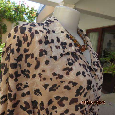 Penny C animal print short sleeve polyester top with button down front open collar size 48