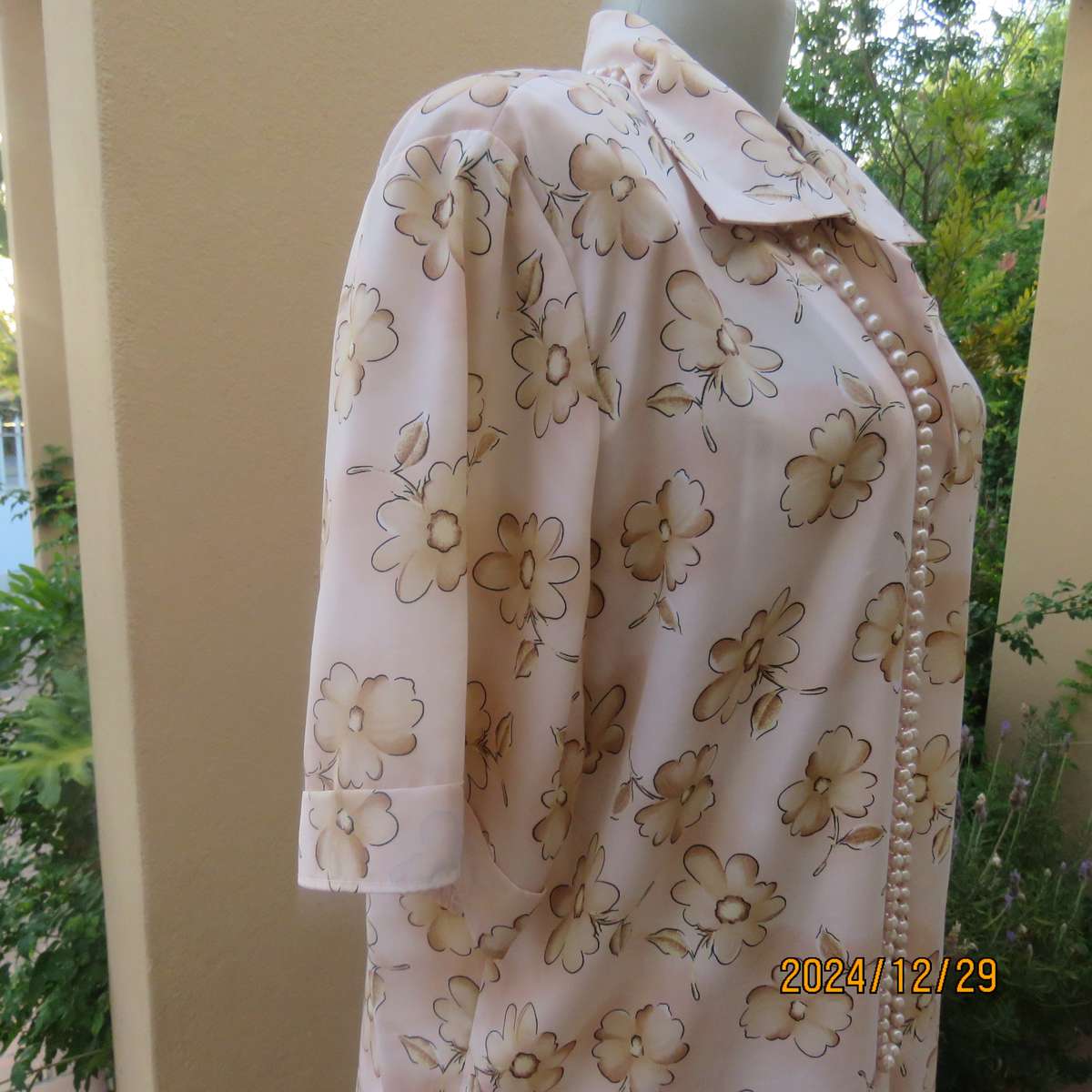 Tastefully printed flowers on pale peach background silky polyester short sleeve top.Size 40. As new