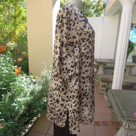 Penny C animal print short sleeve polyester top with button down front open collar size 48