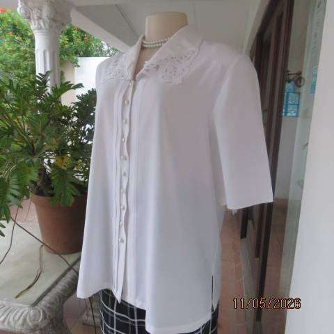 Largely feminine 80s vintage white blouse with stunning collar, size 42