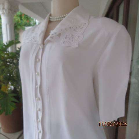 Largely feminine 80s vintage white blouse with stunning collar, size 42