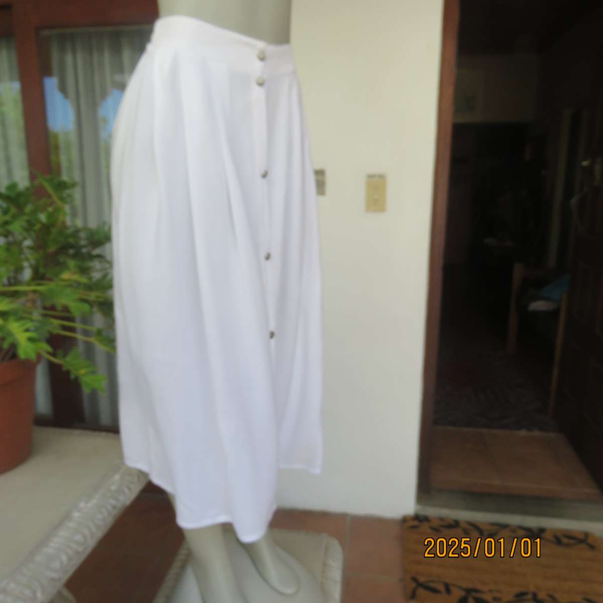 Cool white button down viscose calf length skirt. Knife pleats on front.Elasticated back. Size 36.