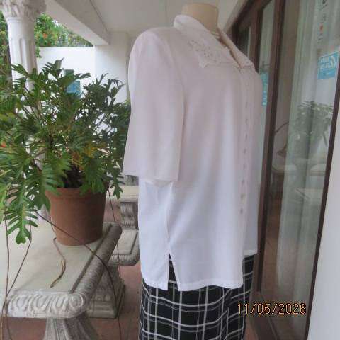 Largely feminine 80s vintage white blouse with stunning collar, size 42