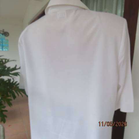 Largely feminine 80s vintage white blouse with stunning collar, size 42