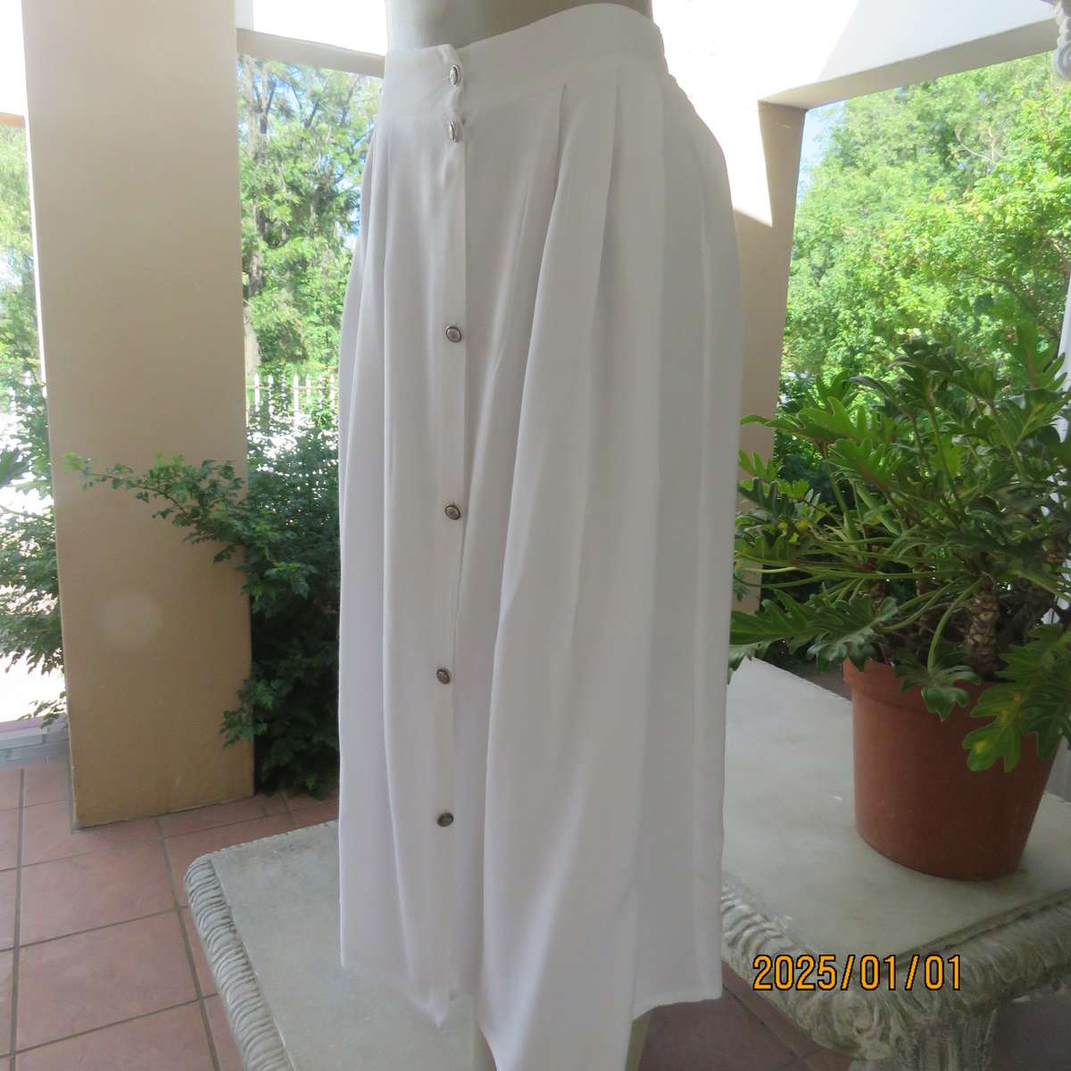 Cool white button down viscose calf length skirt. Knife pleats on front.Elasticated back. Size 36.
