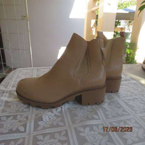 Sand colour short boots with elastic sides and low block heels - Size 9