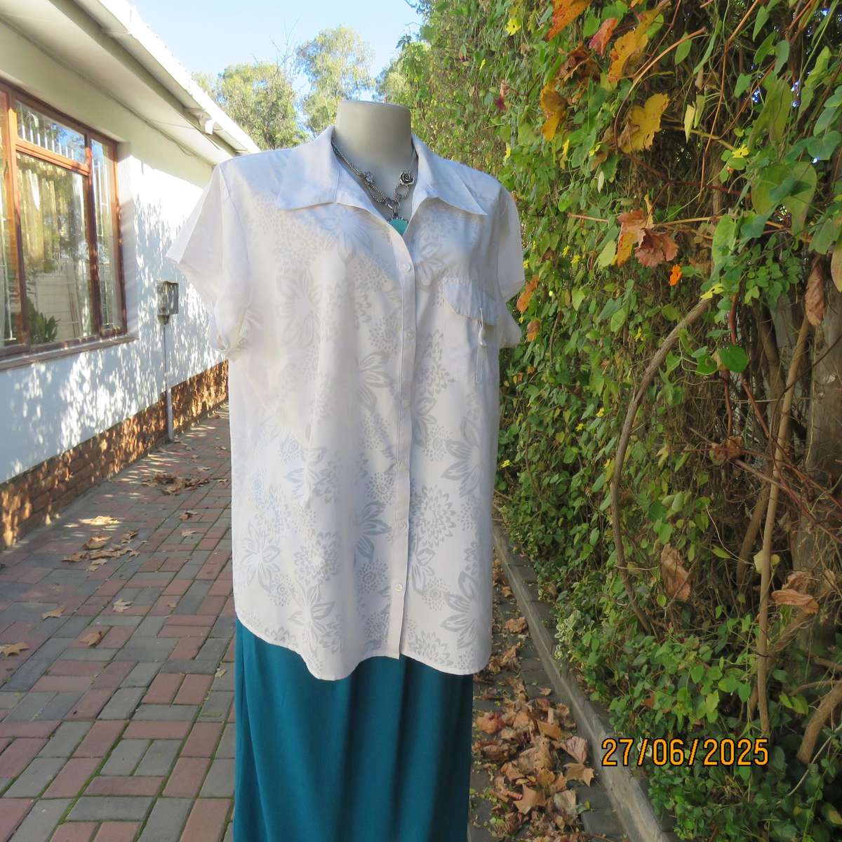 DONATELLA white opaque floral polycotton top. Capped sleeves. Size 42.