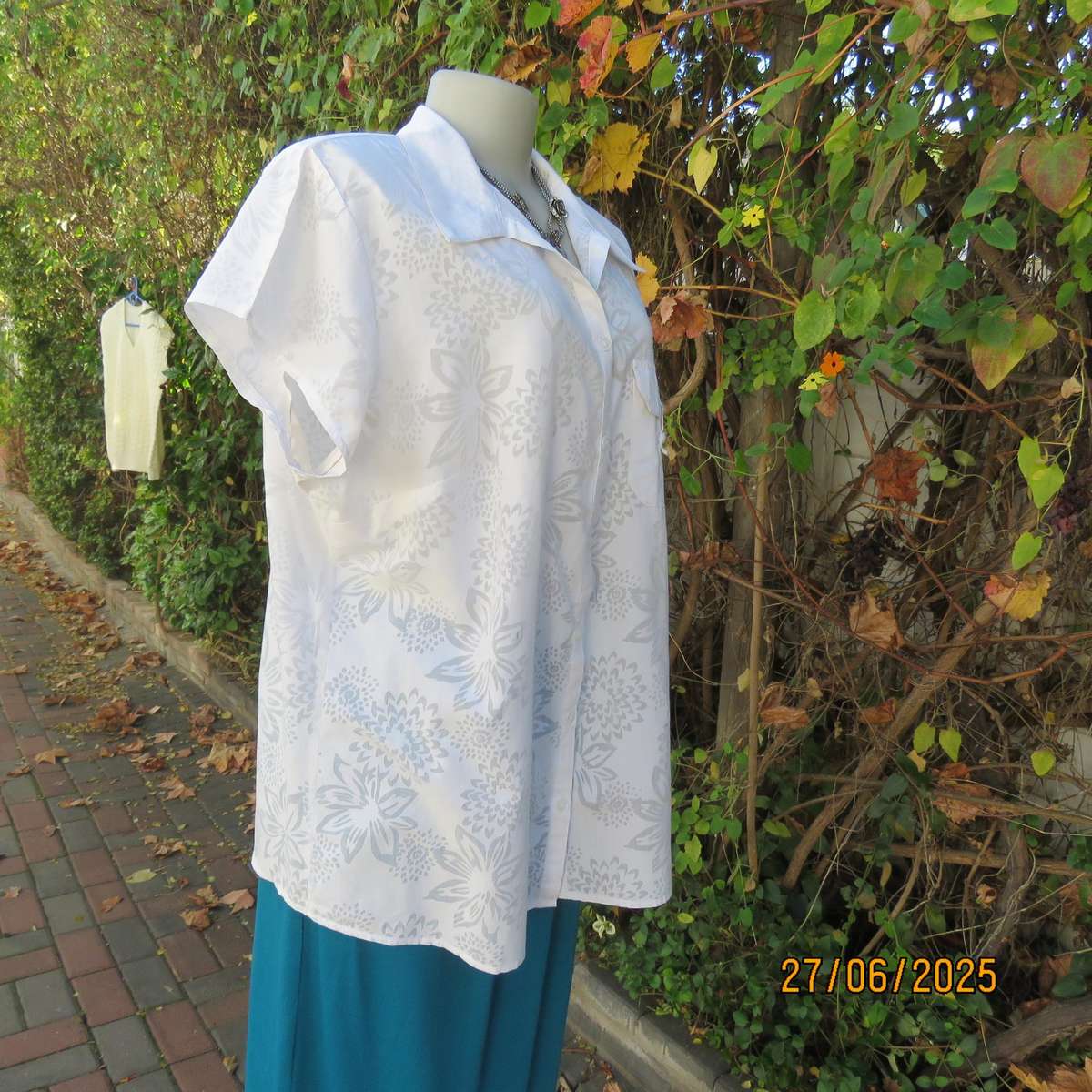 DONATELLA white opaque floral polycotton top. Capped sleeves. Size 42.
