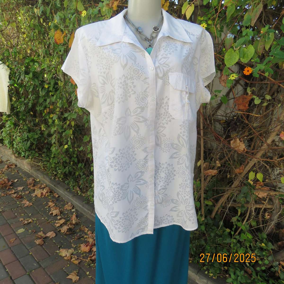 DONATELLA white opaque floral polycotton top. Capped sleeves. Size 42.