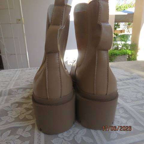 Sand colour short boots with elastic sides and low block heels - Size 9