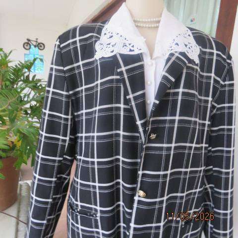 White and black check two-piece skirt suit with long sleeve jacket, size 44