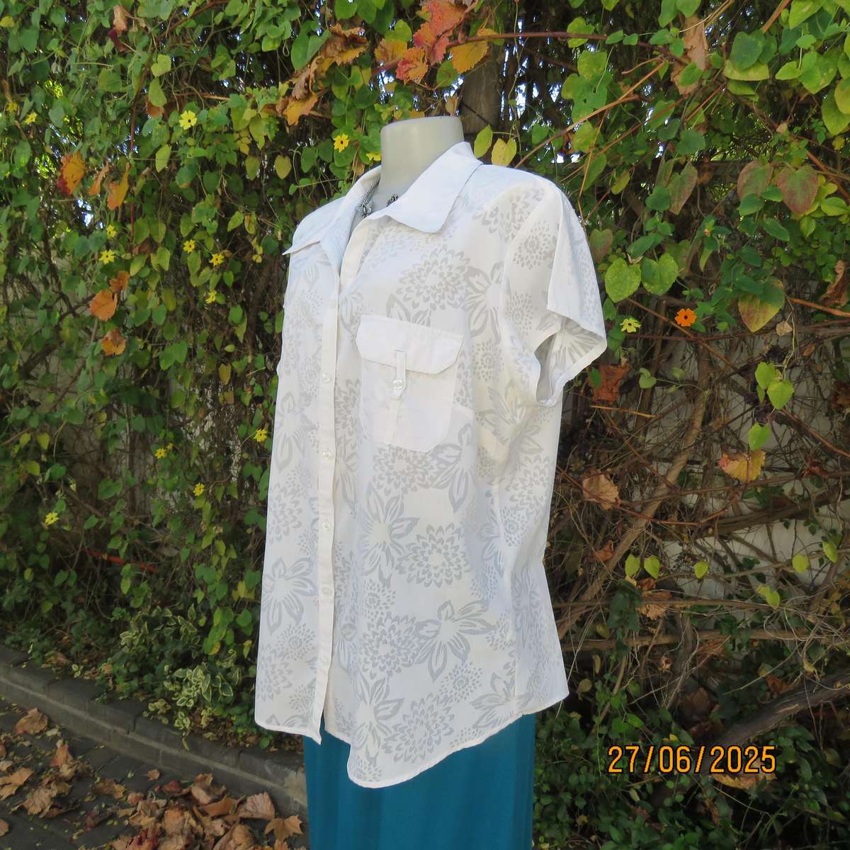 DONATELLA white opaque floral polycotton top. Capped sleeves. Size 42.