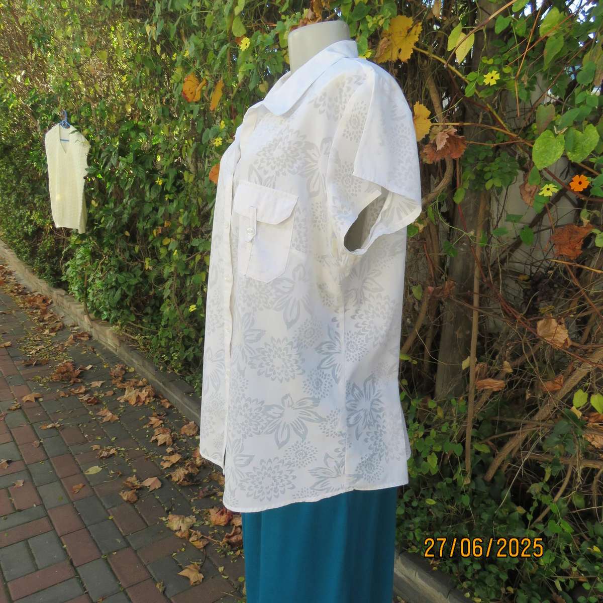 DONATELLA white opaque floral polycotton top. Capped sleeves. Size 42.