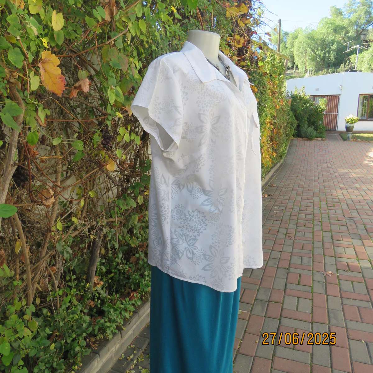 DONATELLA white opaque floral polycotton top. Capped sleeves. Size 42.