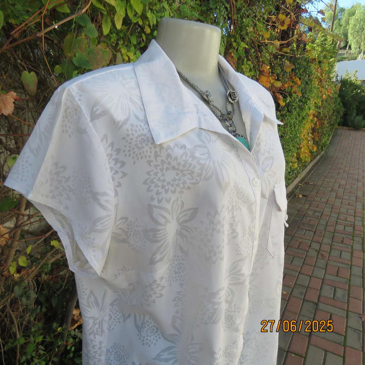 DONATELLA white opaque floral polycotton top. Capped sleeves. Size 42.