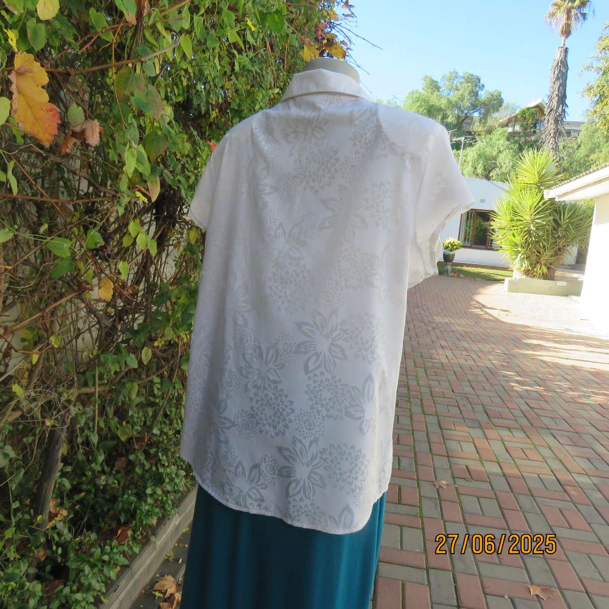 DONATELLA white opaque floral polycotton top. Capped sleeves. Size 42.