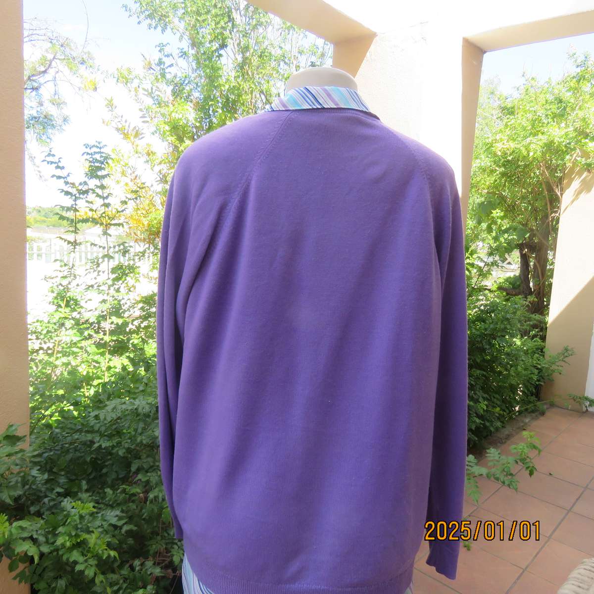 Comfy jacaranda colour acrylic knit long raglan sleeve button down cardigan. Size 40. Two pockets.