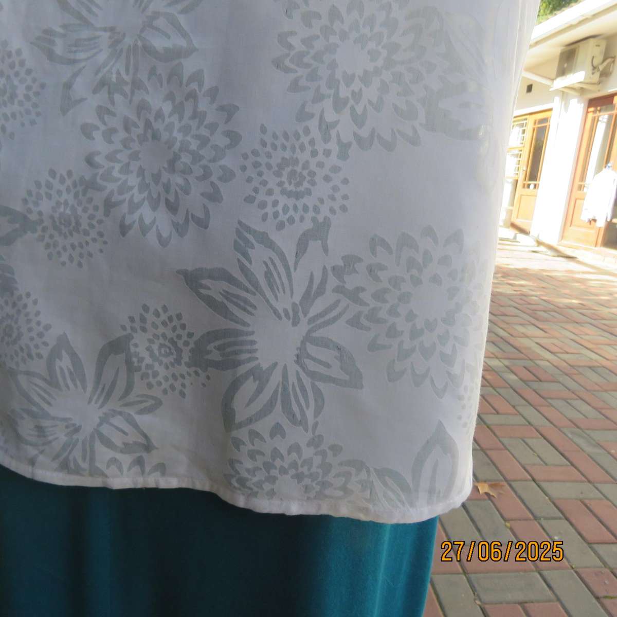 DONATELLA white opaque floral polycotton top. Capped sleeves. Size 42.