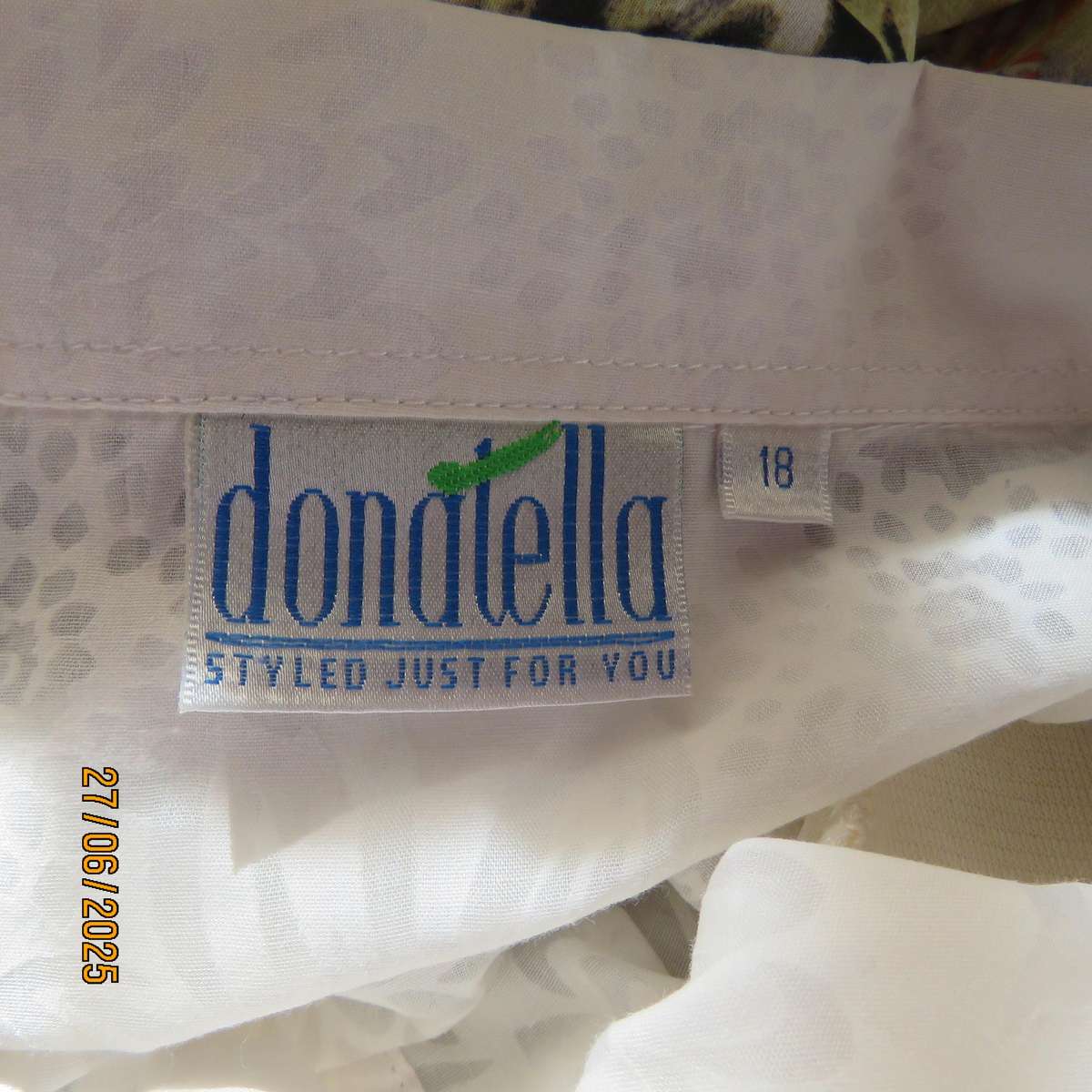 DONATELLA white opaque floral polycotton top. Capped sleeves. Size 42.