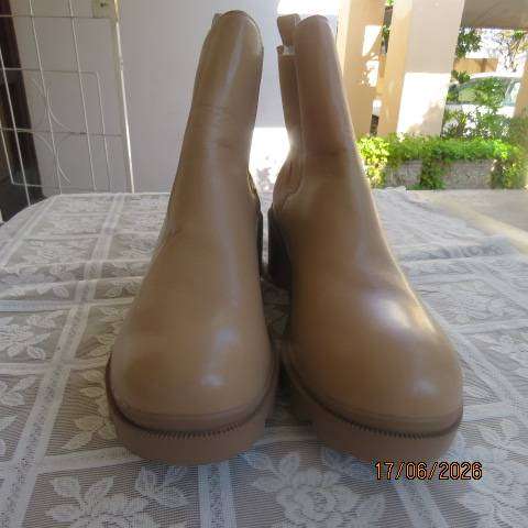 Sand colour short boots with elastic sides and low block heels - Size 9