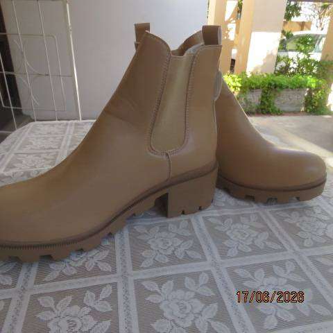 Sand colour short boots with elastic sides and low block heels - Size 9