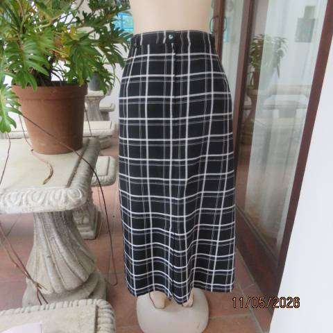 White and black check two-piece skirt suit with long sleeve jacket, size 44