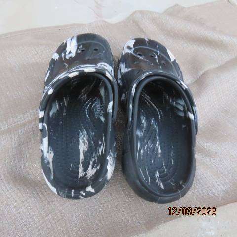 Men's black and white patterned plastic sandals size 6