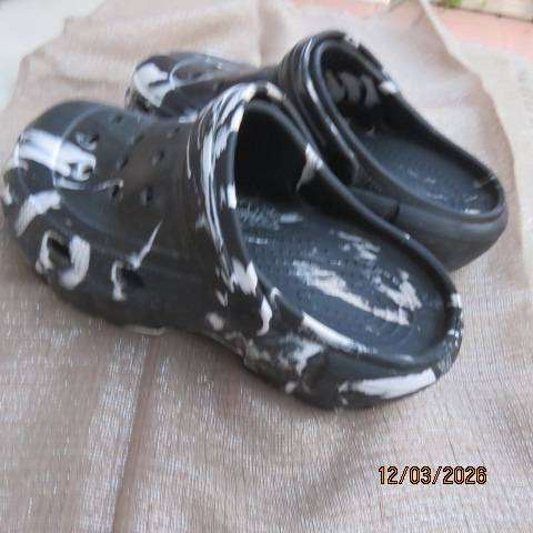 Men's black and white patterned plastic sandals size 6