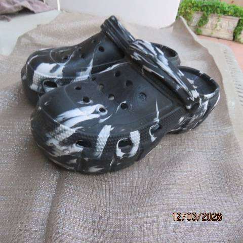 Men's black and white patterned plastic sandals size 6