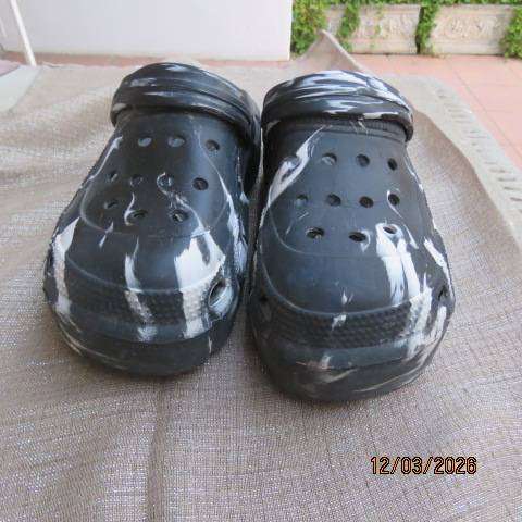 Men's black and white patterned plastic sandals size 6