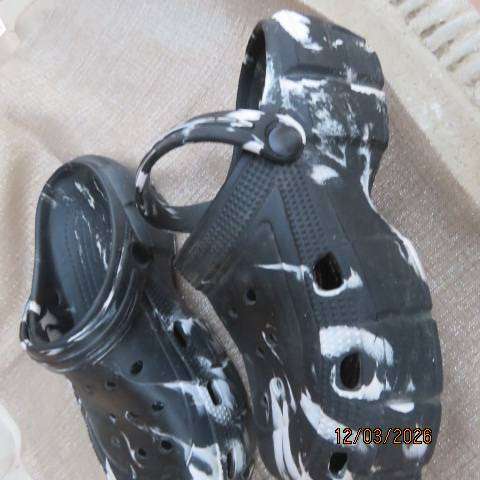 Men's black and white patterned plastic sandals size 6